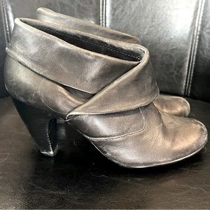 Söfft black leather booties